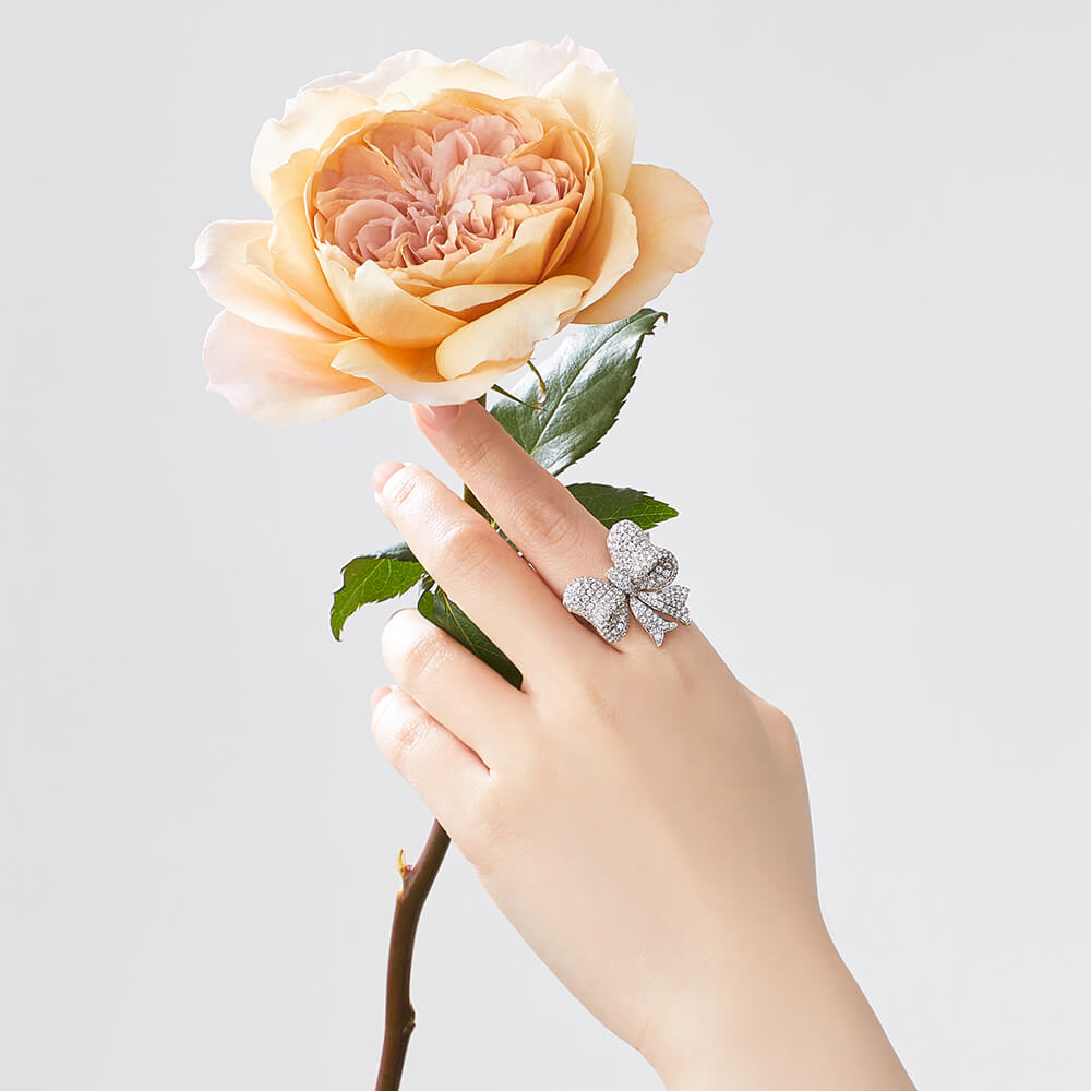 ribbon ring made of flawless diamonds